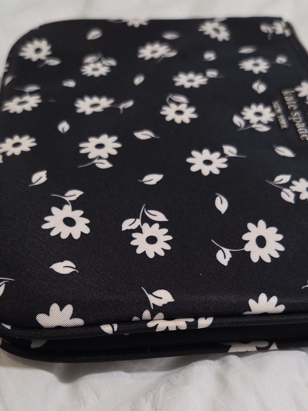 kate spade Black and White Daisy Zip Wristlet - Picture 3 of 10
